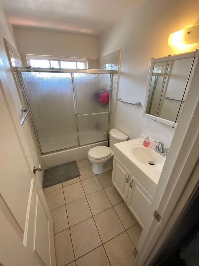 Building Photo - Remodeled 2 bedroom beautiful LVT flooring...