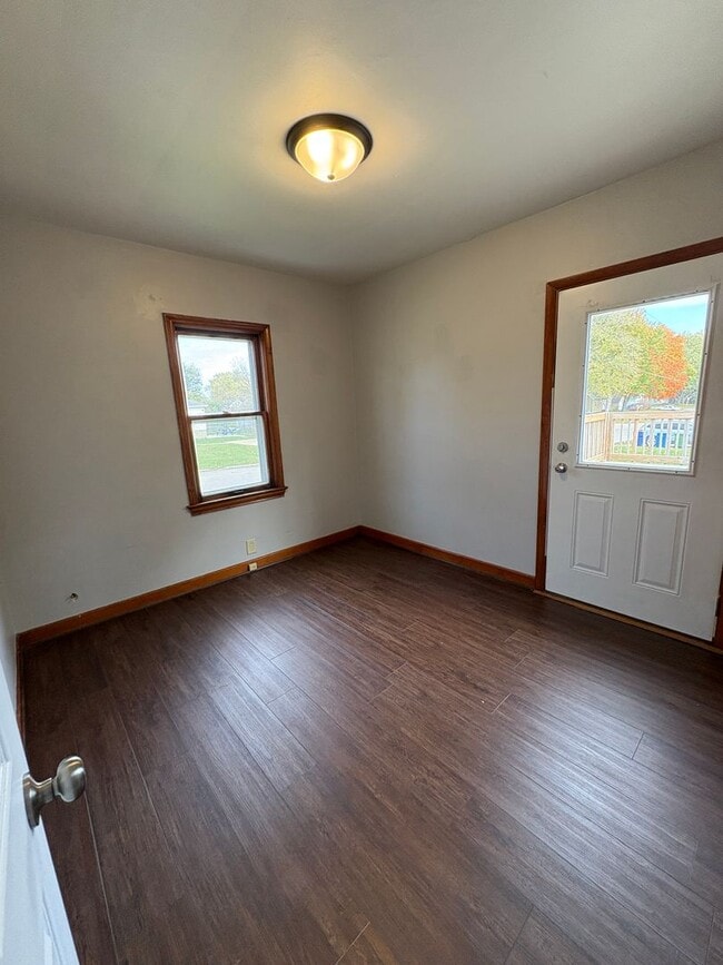 Building Photo - 3 Bed, 1 Bath - House for rent! NO APPLICATION FEES!!!