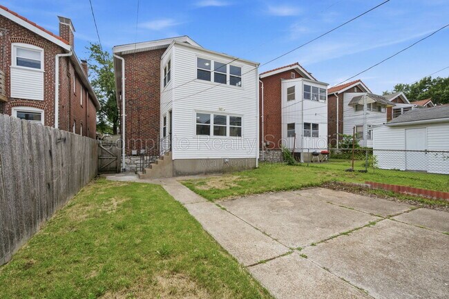 Building Photo - 5055 Lindenwood Ave
