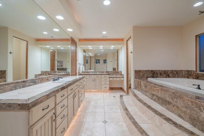 Building Photo - 340 Le Grande Cir