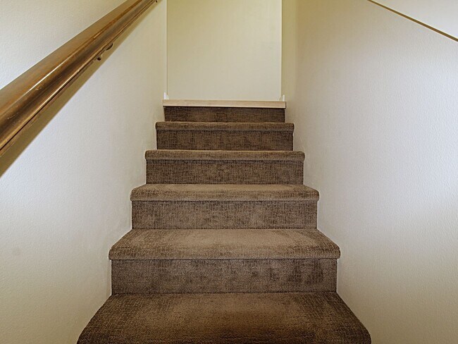 Building Photo - Modern 3x2.5 End Unit Townhome Retreat in NE Bend