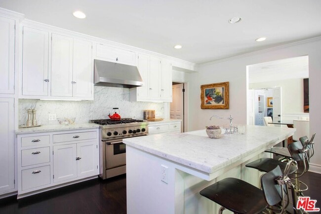 Building Photo - 1515 N Doheny Dr