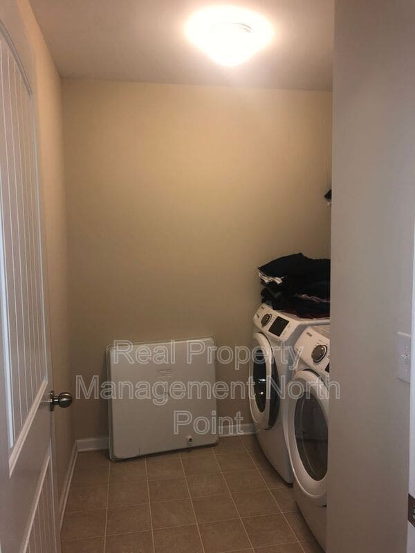 Building Photo - 1175 Hampton Oaks Dr