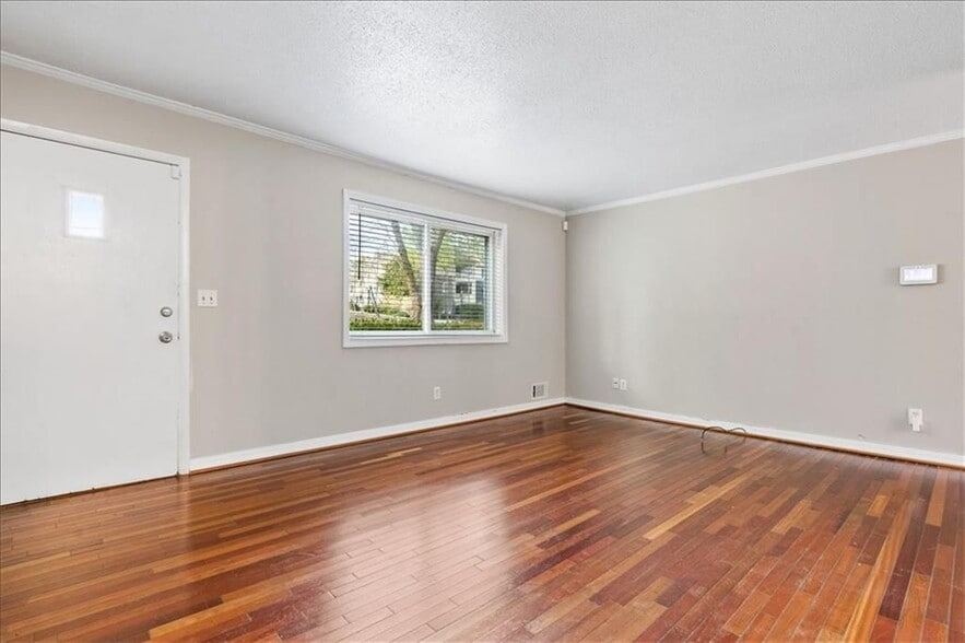 Building Photo - 2412 Peachwood Cir NE