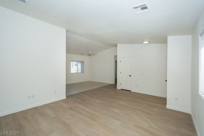 Building Photo - 2021 S Dandelion St