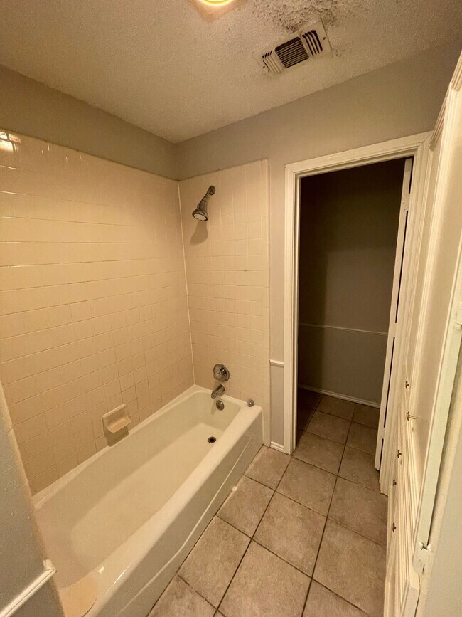 Building Photo - Beautiful 3 bedroom 2 bath Home