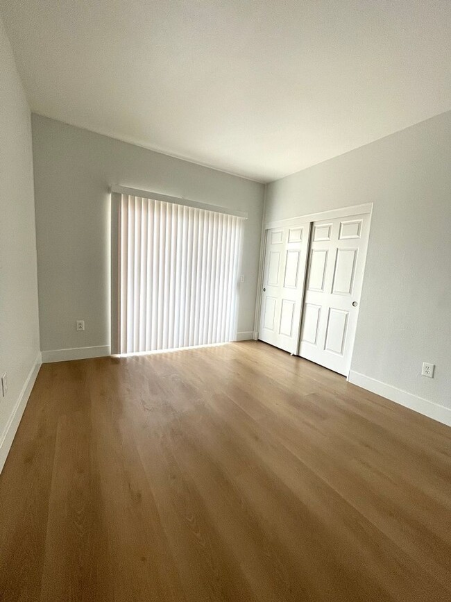 Building Photo - 3 bedroom/ 2 bath condo A Must See