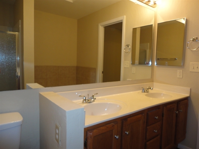 Building Photo - 1212 W Glenmere Dr