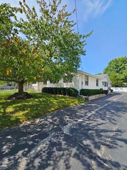 Primary Photo - 302 Merrill Ave