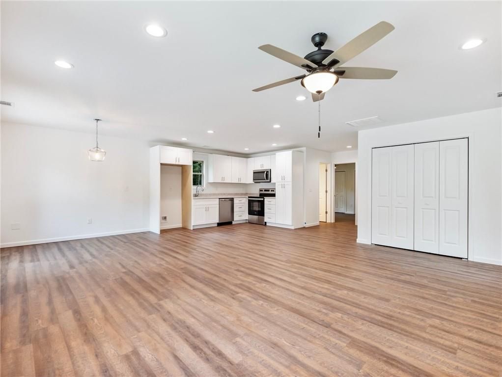 Building Photo - 8083 Beachwood Dr