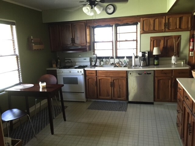 Eat-in kitchen, stainless appliances, gas stove and dishwasher - 213 E Vermilya Ave