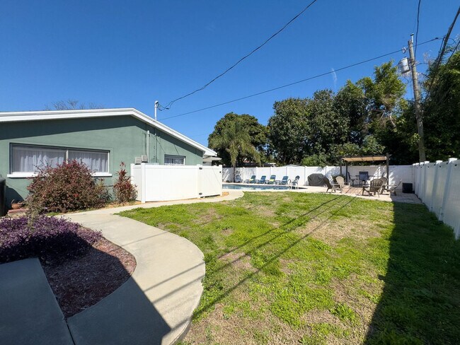 Building Photo - 1465 Satsuma St