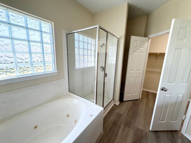 Building Photo - 6404 Mundo Dr