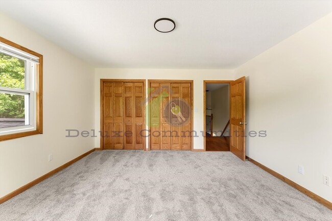 Building Photo - 4 bedroom 3.5 bath