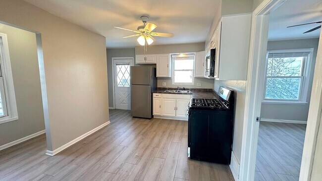 Building Photo - 1907 N 19th Ave