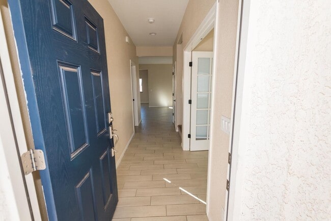 Building Photo - Stunning 2-Story Home in the Holiday Community!