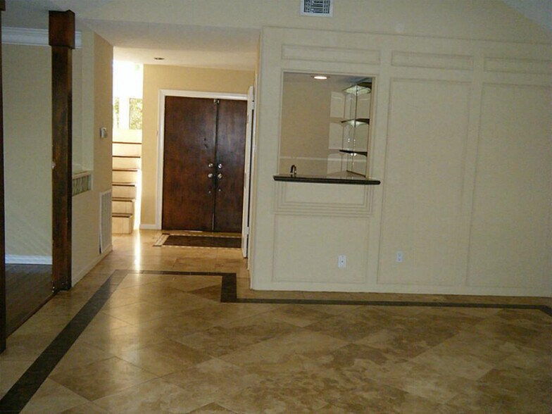 Building Photo - 20035 Pinehurst Pl Dr