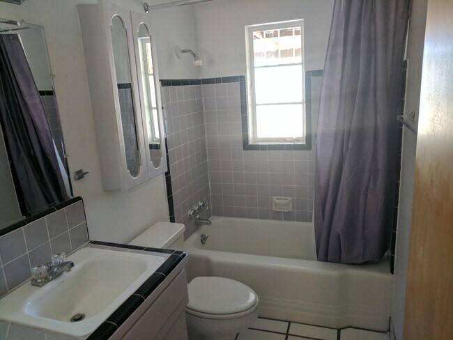 Building Photo - 2 Bedroom and 1 Bath Rental