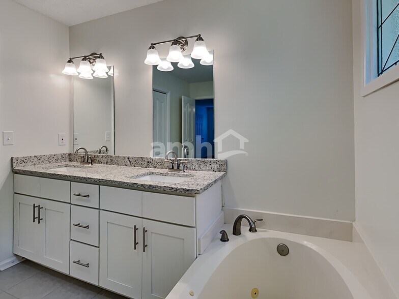 Building Photo - 2714 Cedar Bluff Dr