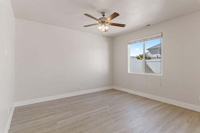 Building Photo - "Spacious 3-Bedroom Townhouse Retreat with...