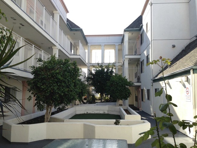 Building Photo - Fumbah Manor