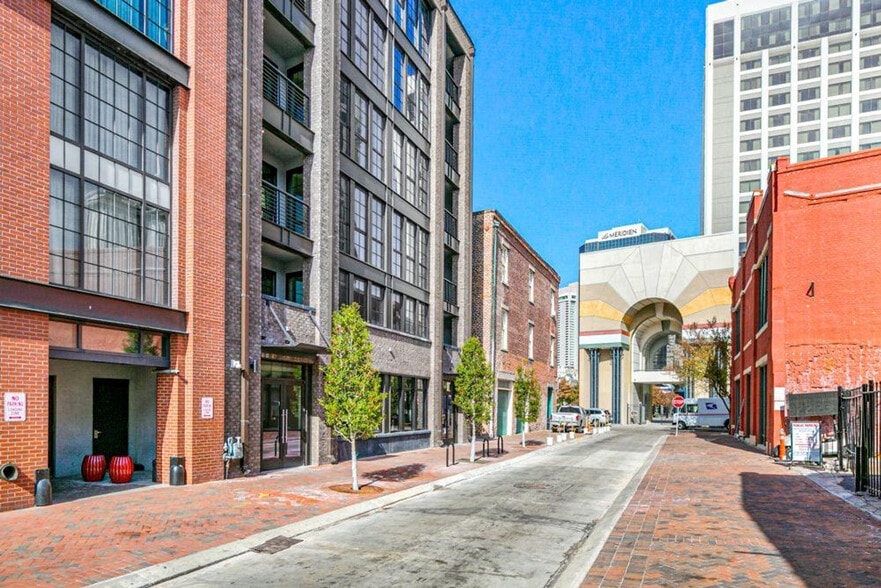 Building Photo - 611 Commerce St