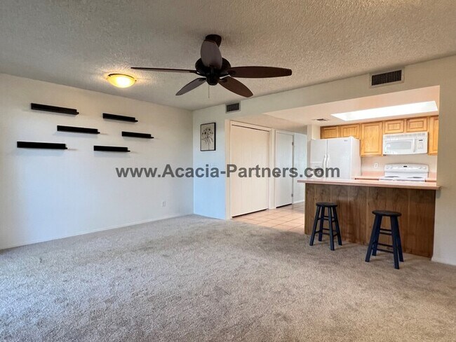 Building Photo - Three Bedroom Townhome in Coronado Ridge