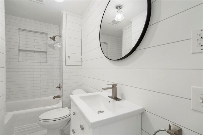 Building Photo - 2512 Brookwood Dr NE