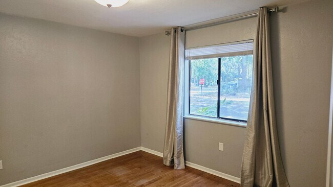Building Photo - 2BR/2BA just minutes from Shands Hospital ...