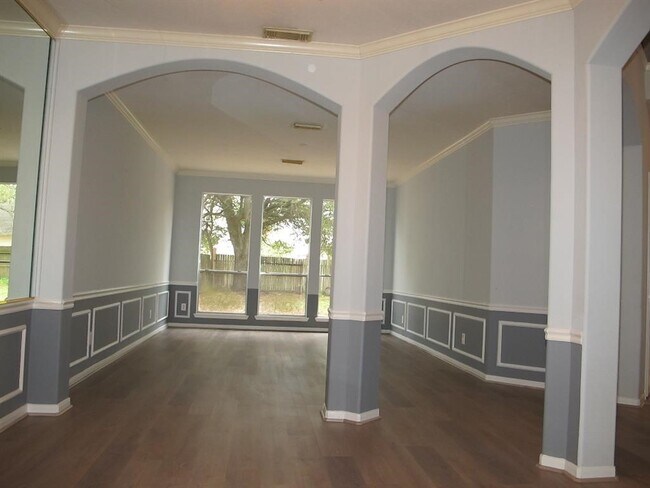 Building Photo - 8819 Diamond Lake Ln