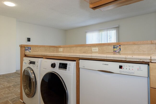 Building Photo - Serenity Abounds in University City!