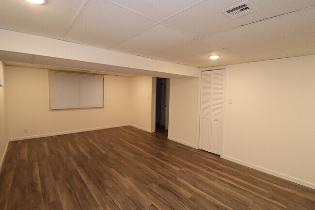 Building Photo - 517 Maple St