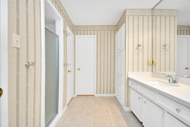 Building Photo - 2818 Colonial Dr