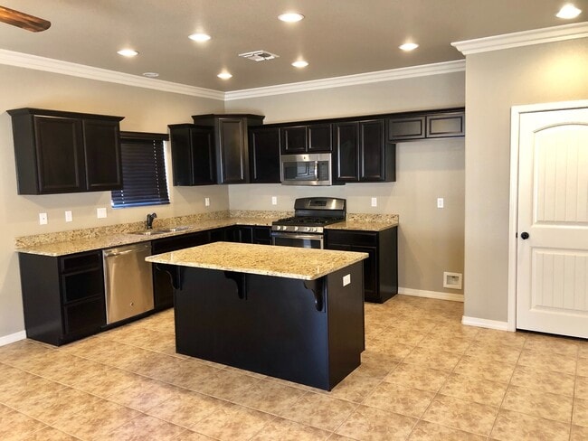 Building Photo - Spacious 4 Bedroom in Southern Vista Estates!