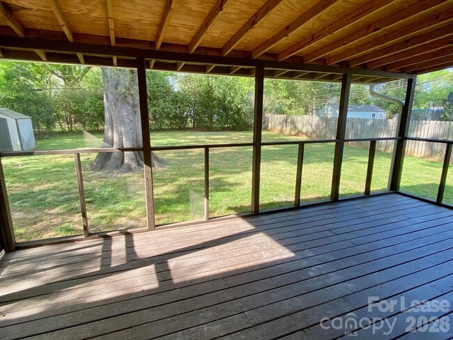 Building Photo - 1417 Cortland Rd W