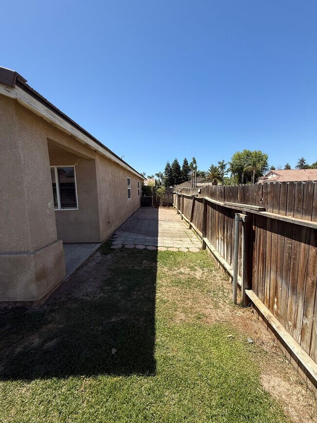 Building Photo - Spacious 3-Bedroom, 2-Bathroom Home in Sou...