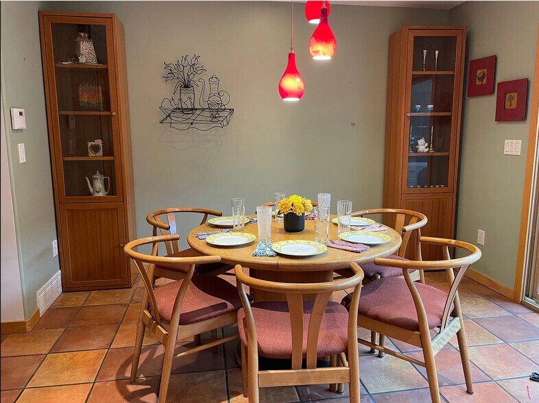 Eat-in Kitchen Breakfast Area - 45 Benthaven Pl