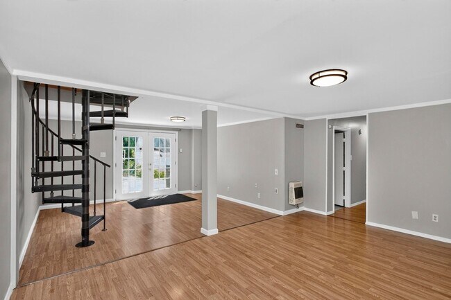 Building Photo - 261 Eisenhower Dr