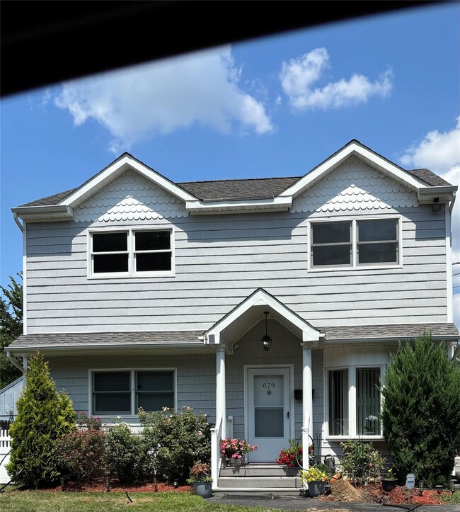 Primary Photo - 679 Montauk Hwy
