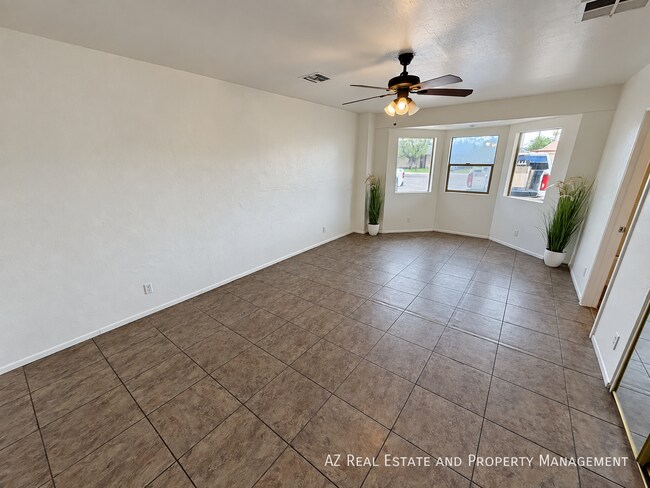 Building Photo - 4528 W Palm Ln