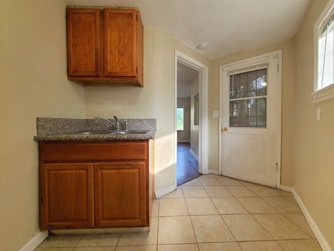 Building Photo - 11298 San Mateo Dr