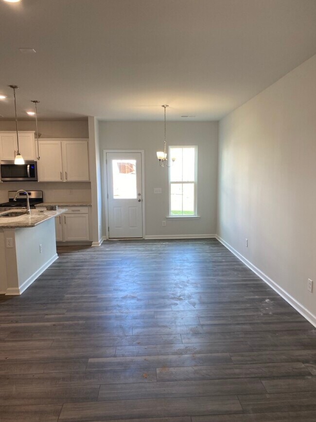 Building Photo - 588 Glen Clova Dr