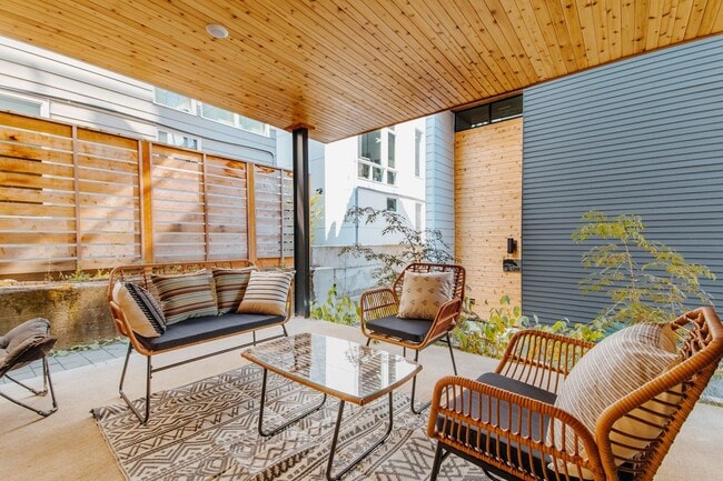 Building Photo - Modern 3 Bed, 3.5 Bath Townhouse for Rent