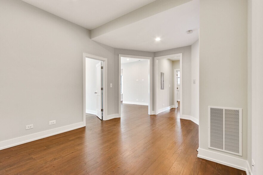 Building Photo - 847 W Lill Ave