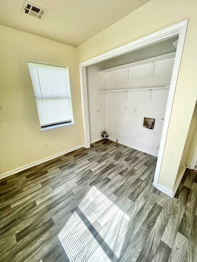 Building Photo - Charming Hideaway: 2BR Cozy House