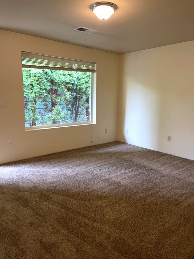 Building Photo - 2521 Yew St