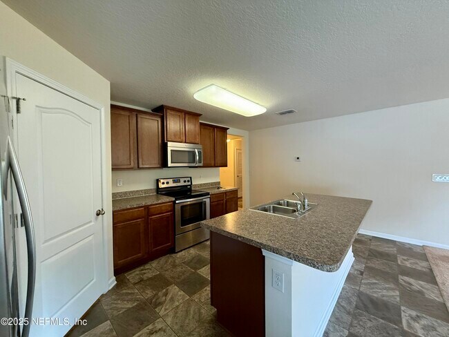 Building Photo - 3635 Summit Oaks Dr