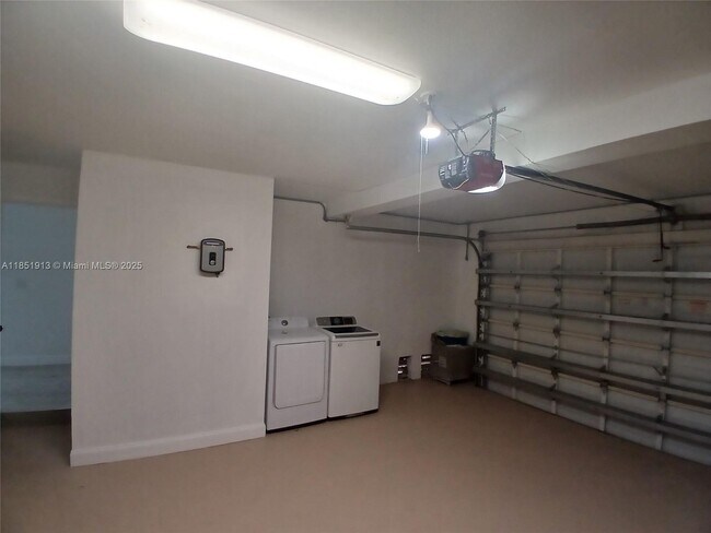 Building Photo - 1070 SW 135th Pl