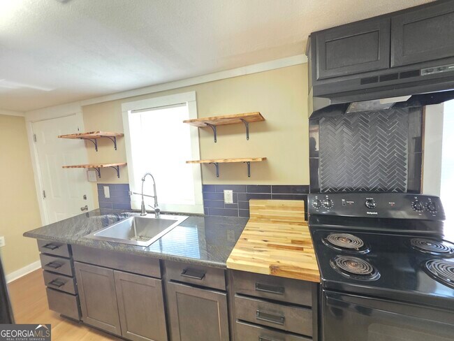 Building Photo - 1030 Dennis St