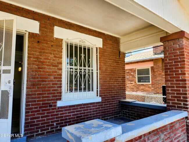 Building Photo - 618 N Estrella St